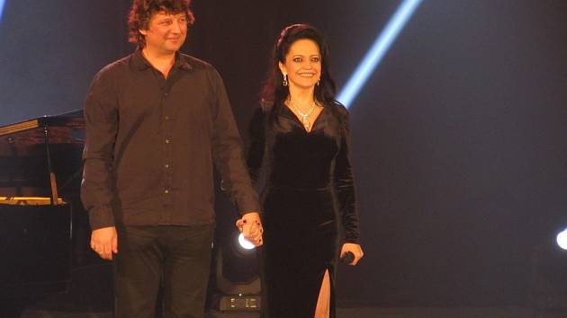 Lucie Bílá s hudebníkem Petrem Maláskem při koncertě v jihlavském DKO.