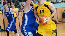 Jihlavští basketbalisté (ve žlutém) na své palubovce ukázali, že se Olomouce, za níž hraje i jejich bývalý spoluhráč Martin Novák, nebojí. Série je vyrovnaná.