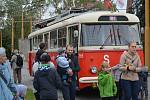 Na snímku historický trolejbus typu Škoda 9 Tr (tento vůz je původem z Dopravního podniku města Pardubic a v rámci jízd historických vozidel v Jihlavě jezdil na speciální retrolice R1 mezi DPMJ, Březinkami, hlavním nádražím a centrem města). DPMJ provozov