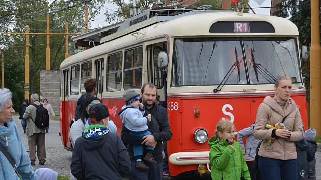 Na snímku historický trolejbus typu Škoda 9 Tr (tento vůz je původem z Dopravního podniku města Pardubic a v rámci jízd historických vozidel v Jihlavě jezdil na speciální retrolice R1 mezi DPMJ, Březinkami, hlavním nádražím a centrem města). DPMJ provozov