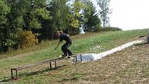 Jihlavští snowboardistům stačí k tréninku pár koleček sněhu seškrábnutého z plochy Horáckého zimního stadionu.