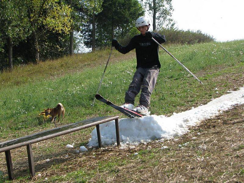 Jihlavští snowboardistům stačí k tréninku pár koleček sněhu seškrábnutého z plochy Horáckého zimního stadionu.