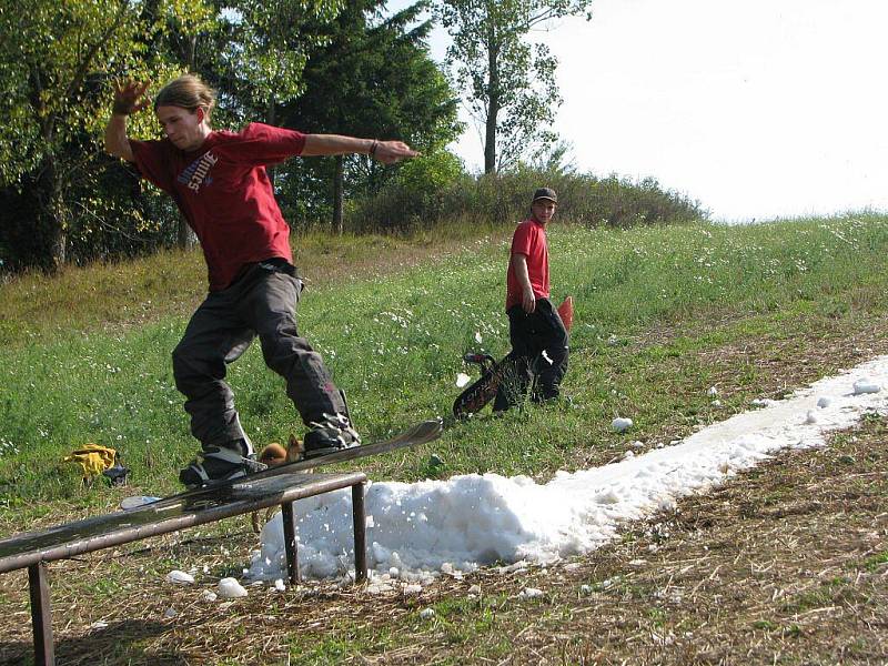 Jihlavští snowboardistům stačí k tréninku pár koleček sněhu seškrábnutého z plochy Horáckého zimního stadionu.