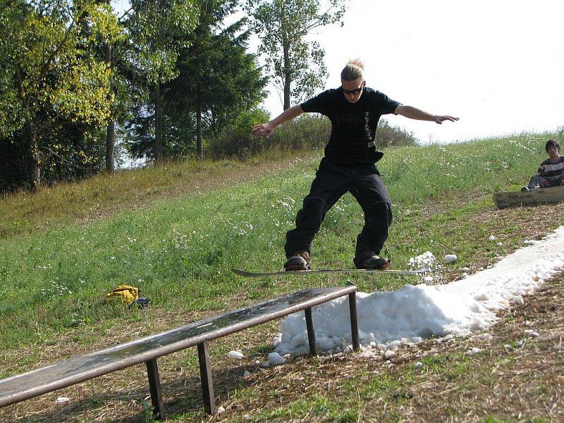 Jihlavští snowboardistům stačí k tréninku pár koleček sněhu seškrábnutého z plochy Horáckého zimního stadionu.