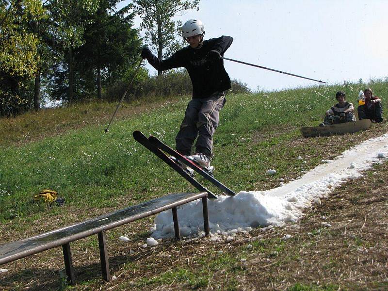 Jihlavští snowboardistům stačí k tréninku pár koleček sněhu seškrábnutého z plochy Horáckého zimního stadionu.