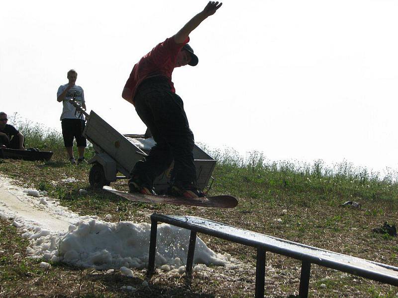 Jihlavští snowboardistům stačí k tréninku pár koleček sněhu seškrábnutého z plochy Horáckého zimního stadionu.