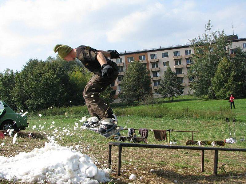 Jihlavští snowboardistům stačí k tréninku pár koleček sněhu seškrábnutého z plochy Horáckého zimního stadionu.