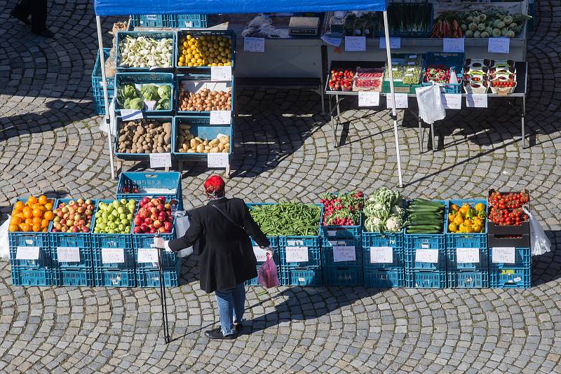 Farmářské trhy na Masarykově náměstí dne 20. dubna 2020 v Jihlavě.