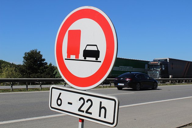 Zákaz předjíždění pro kamiony: nově na dálnici D1 mezi Jihlavou a Meziříčím