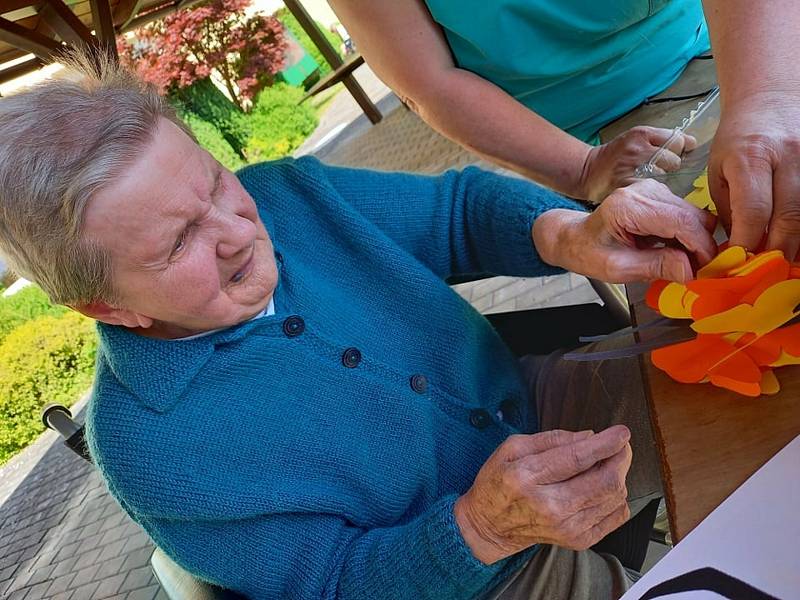 Senioři z domova v Lesnově se připravují na Letní ples a tento týden si klienti ICSS užili i návštěvy.