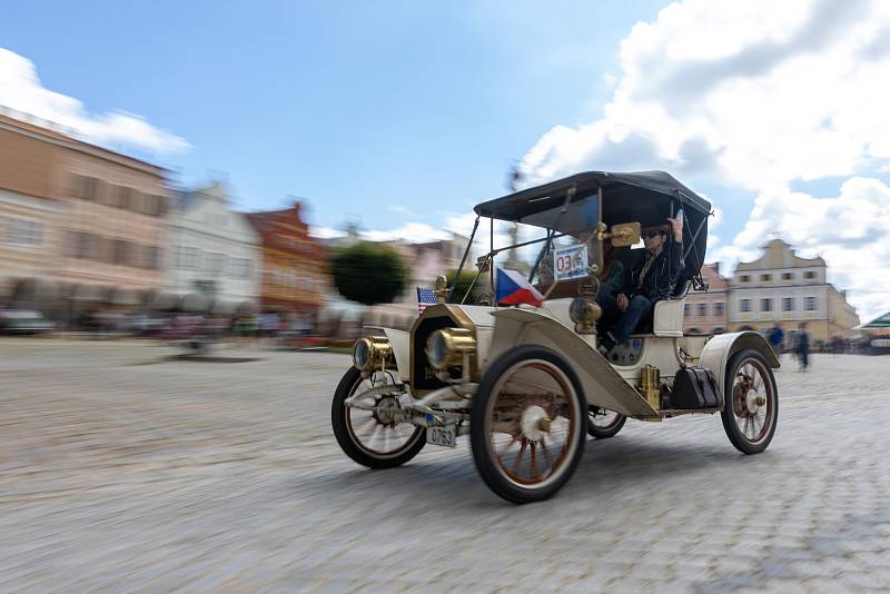 Retro závod automobilů v Telči.