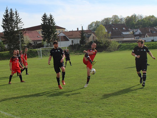 Fotbalisté Batelova (v červeném) jsou se svým podzimním vystoupením spokojeni. Na jaře plánují tým omladit.