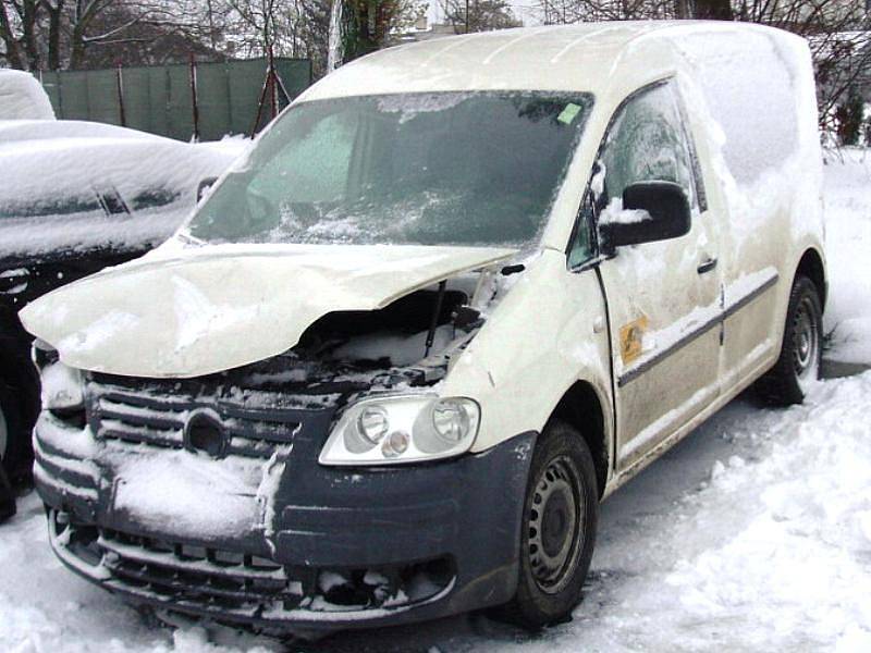 Následky zimních dopravních nehod někdy nevypadají příliš závažně. Tato nehoda ale nakonec vyšla na plnění finanční částky 300 tisíc korun.