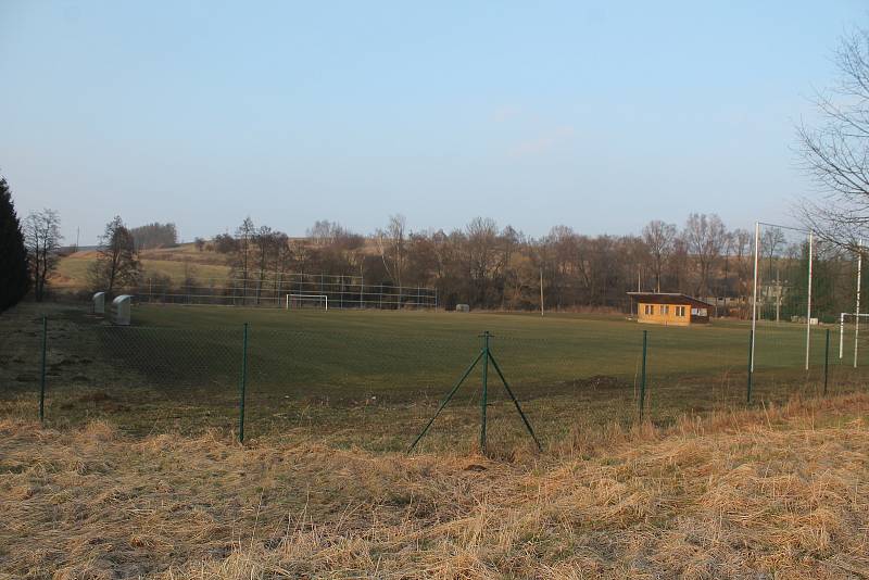 Fotbalové hřiště Na Líchách je po výrazné rekonstrukci.