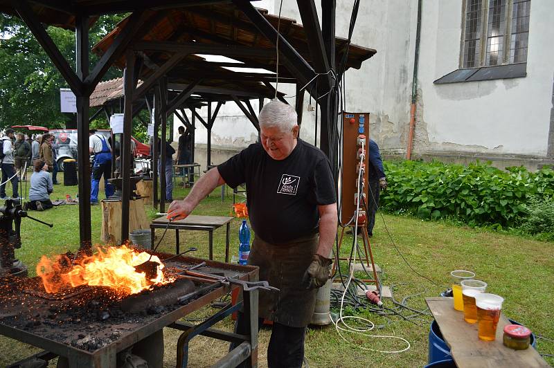 Desátý ročník Brtnických kovadlin přilákal do klášterní zahrady v Brtnici stovky návštěvníků. Na připravených stanovištích kováři tvořily díla na téma "pomocníci člověka", které poté mohli lidé hodnotit. Soutěž byla doplněná také o výstavu kovaných soch a