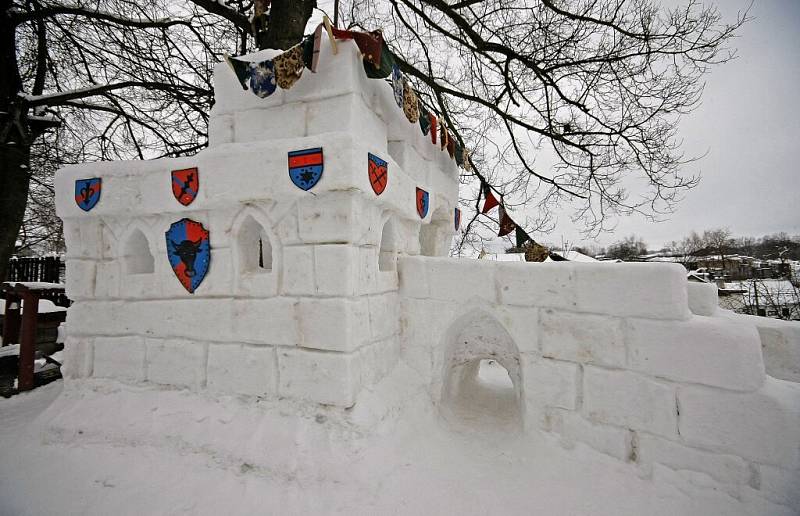 Především dětem dělá radost sněhový hrad, který stojí u domu Františka Vacka z Polné. Sněhové království postavil společně s dalšími pomocníky během tří dnů.