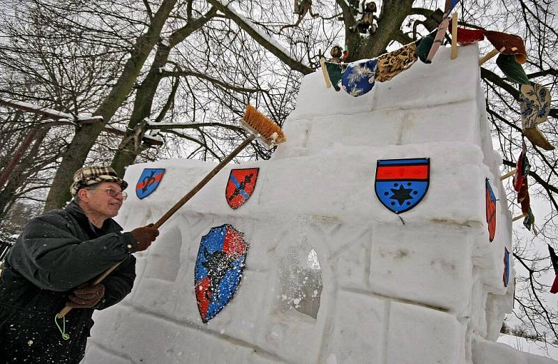 Především dětem dělá radost sněhový hrad, který stojí u domu Františka Vacka z Polné. Sněhové království postavil společně s dalšími pomocníky během tří dnů.