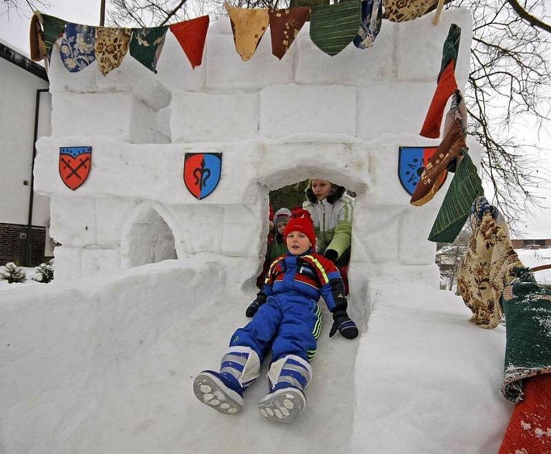 Především dětem dělá radost sněhový hrad, který stojí u domu Františka Vacka z Polné. Sněhové království postavil společně s dalšími pomocníky během tří dnů.