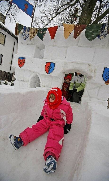 Především dětem dělá radost sněhový hrad, který stojí u domu Františka Vacka z Polné. Sněhové království postavil společně s dalšími pomocníky během tří dnů.