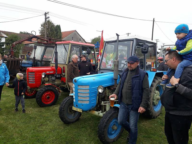 V Třeštici se konal oblíbený sraz traktorů Zetor. K vidění bylo přes sto Zetorů.