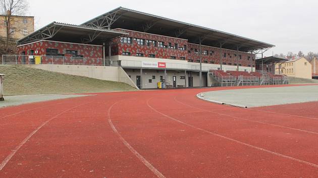 Atletická dráha. Současný stav stadionu Na Stoupách. Nový povrch má odpovídat parametrům Mezinárodní asociace atletických federací. 