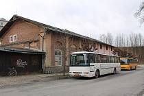 Gorkého. Autobusy Horáckého divadla Jihlava nyní parkují vně bývalé tramvajové vozovny v Gorkého ulici.