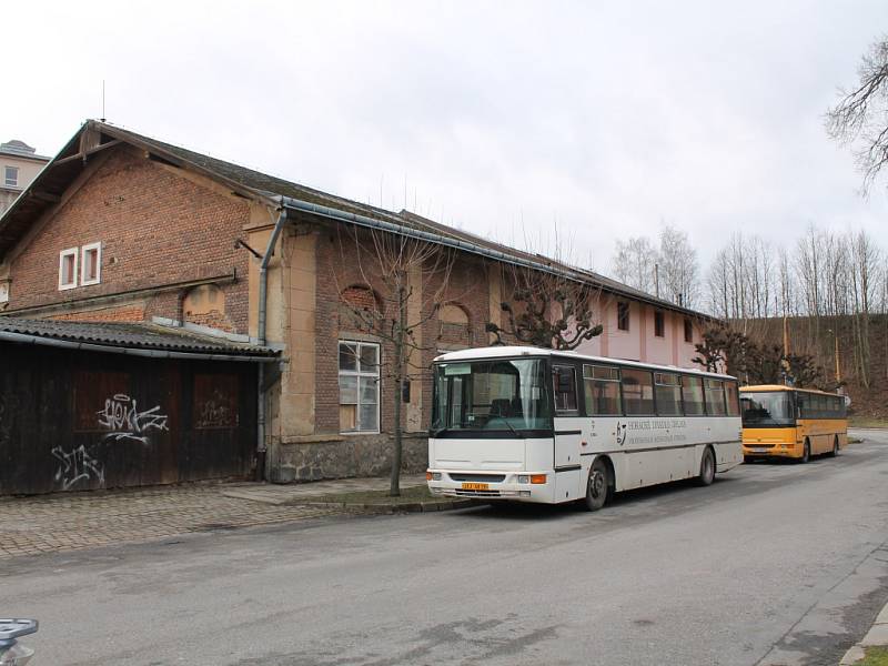 Gorkého. Autobusy Horáckého divadla Jihlava nyní parkují vně bývalé tramvajové vozovny v Gorkého ulici.