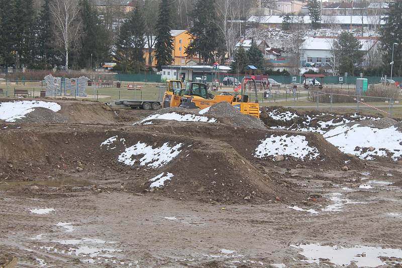 Stavba jihlavského pumptracku se v druhé polovině března na necelý týden zastavila kvůli návratu zimy.