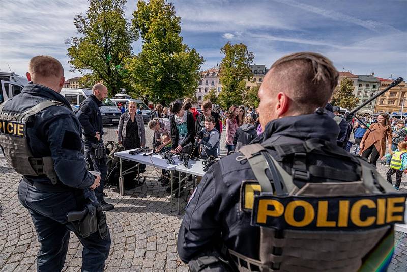 Jihlavské Masarykovo náměstí zaplnili policisté se svými ukázkami.