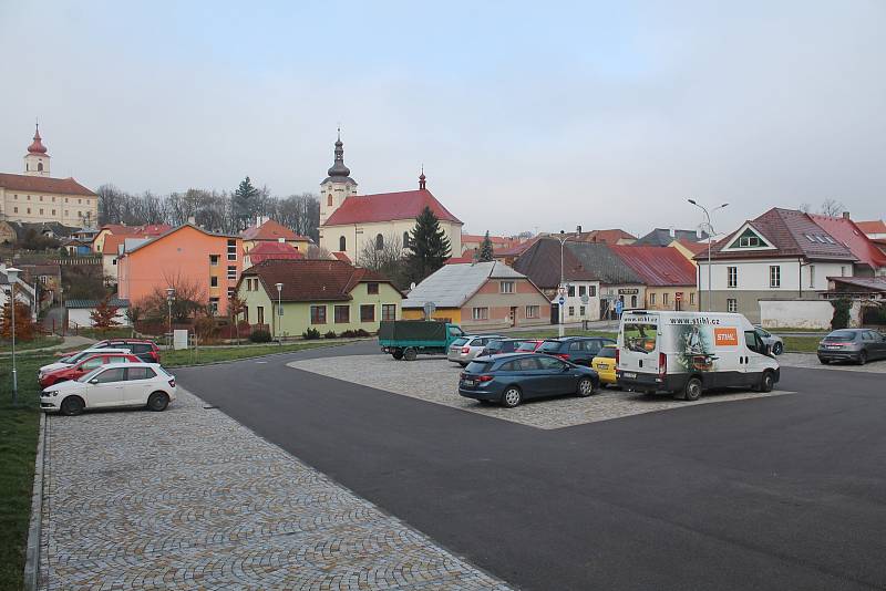 Dopravní terminál nedaleko náměstí v Brtnici už slouží svému účelu, ne všichni řidiči ale přestali parkovat na náměstí.