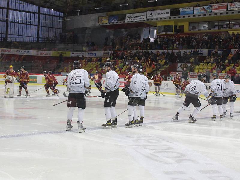 První semifinálové utkání play-off Chance ligy mezi HC Dukla Jihlava a HC Baník Sokolov.