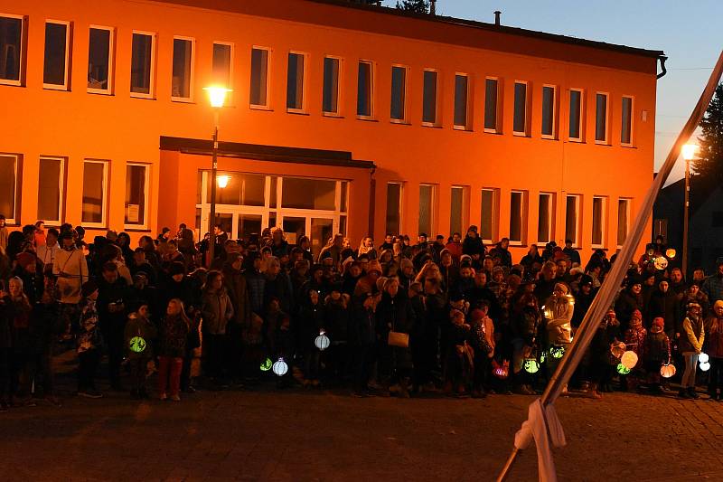 Podzimní lampionový průvod s halloweenským programem ve Stonařově.