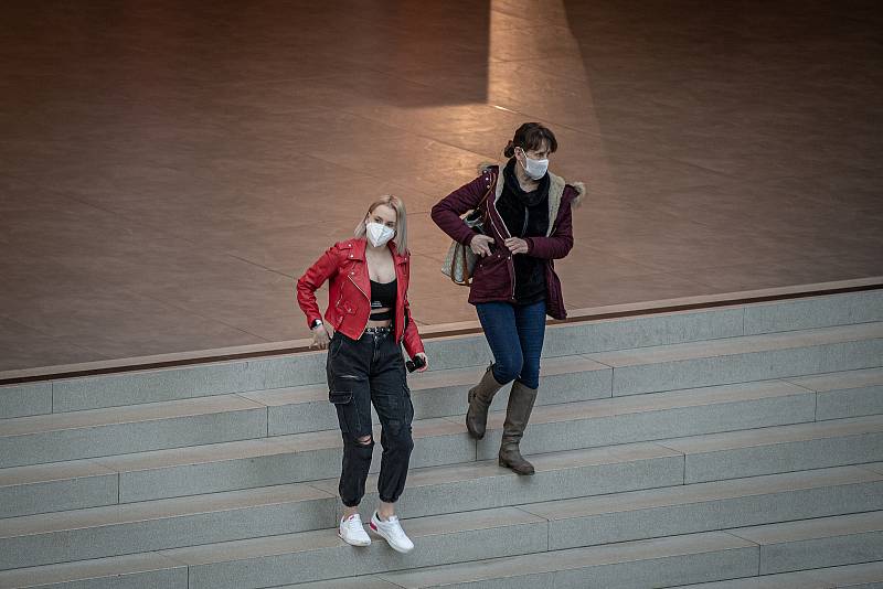 Ženy s rouškami a respirátory, iustrační foto