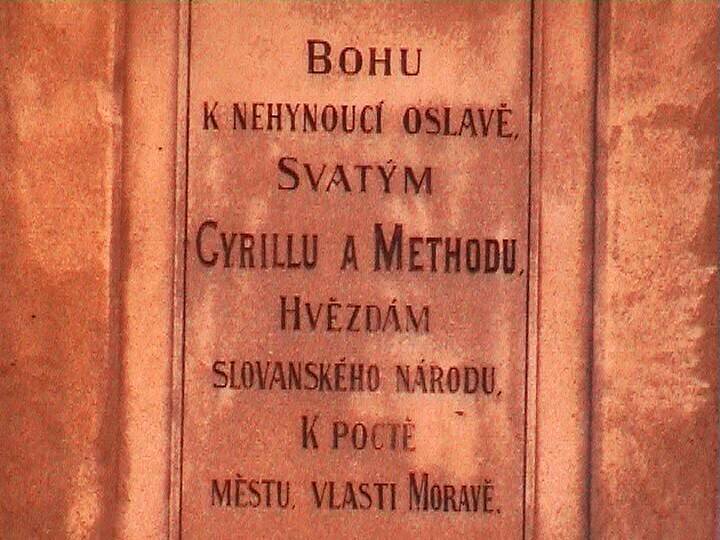 Nápis na piedestalu sousoší věrozvěstů Cyrila a Metoděje na třebíčském náměstí.