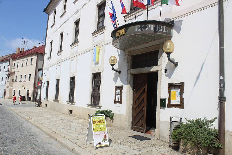 Výstava se koná v Hotelu Gustav Mahler nedaleko centra Jihlavy.