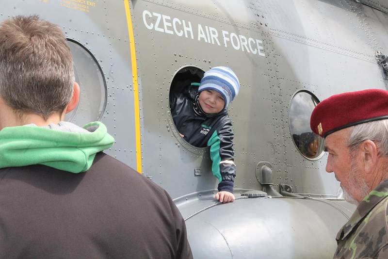 PARAŠUTISTÉ A VRTULNÍK. Návštěvníci akce k výročí paravýsadku Out Distance si mohli prohlédnout vojenský vrtulník Armády České republiky. Parašutisté se potom snesli z nebe.