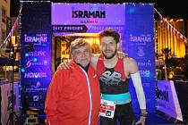 Martina Černého (vpravo)  podporoval v  Izraeli jeho otec. Ten byl na svého syna nesmírně pyšný! „Táta mě strašně moc podporuje, a jsem rád, že tam mohl být se mnou,“ říká vítěz dlouhého triatlonu v kategorii 30 – 34 let.