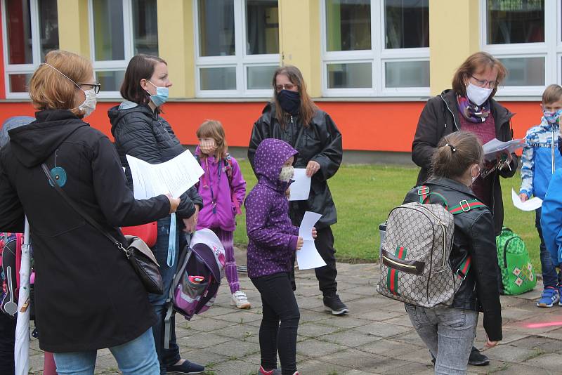 V pondělí 25. května se do školních lavic vrátila zhruba polovina žáků prvního ročníku základních škol.