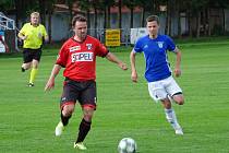 Fotbalisté Sapeli Polná (v červených dresech) a Nové Vsi (v modrobílém) se pravidelně potkávají v různých soutěžích už bezmála tři poslední dekády.