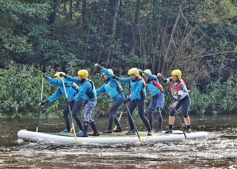 Devatenáctý ročník Krumlovského vodáckého maratonu provázelo opět krásné počasí. A nechyběly ani dvě posádky z Hodic - dobrovolní hasiči a členové místního motoklubu.