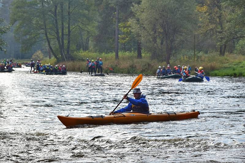 Devatenáctý ročník Krumlovského vodáckého maratonu provázelo opět krásné počasí. A nechyběly ani dvě posádky z Hodic - dobrovolní hasiči a členové místního motoklubu.