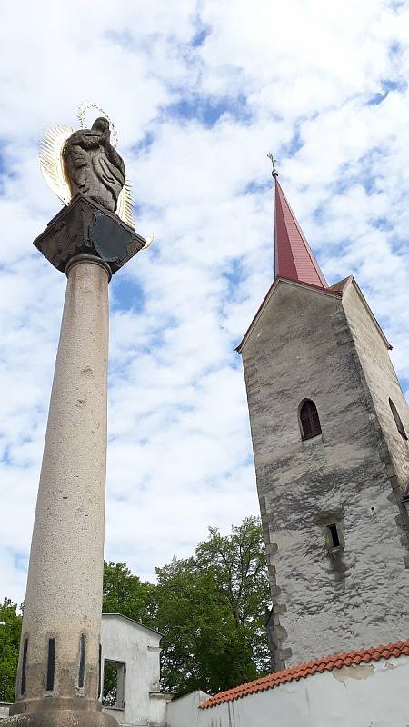 Cesta Na Dlážkách v Telči spojuje historické centrum města s kostelem Matky Boží na Starém Městě. Cesta vede podél Staroměstského rybníka a lemují ji barokní sochy světců.