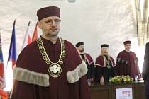 Inaugurace nového rektora se zúčastnila řada významných osobností. Veřejného uvedení do funkce se dočkal Zdeněk Horák.