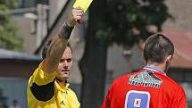 Od příští sezony si budou muset hráči ve třetích a čtvrtých nejvyšších fotbalových soutěžích v Česku dávat pořádný pozor i na žluté karty. Za čtyři a osm těchto napomenutí je totiž čeká zápasový distanc. Ilustrační foto.