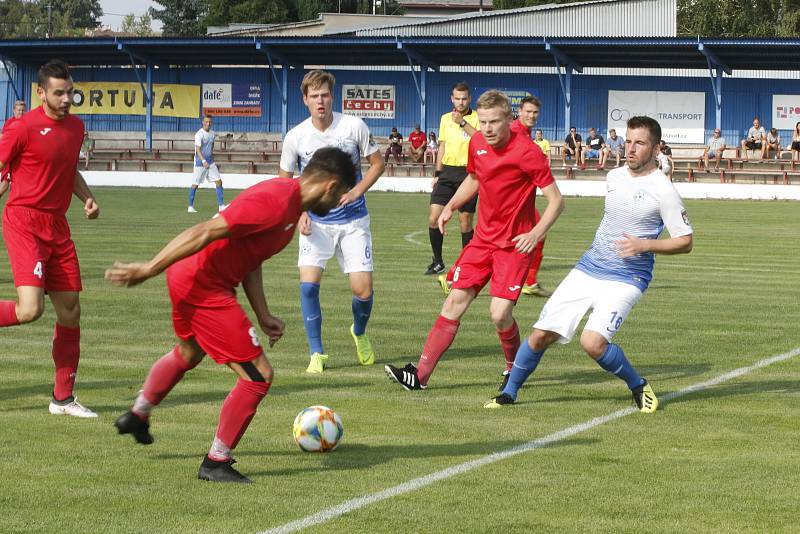 Fotbalisté Staré Říše (v červeném) prohrávali po poločase 0:1, nakonec ale slavili postup a výhru 3:1.