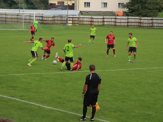 Kostelečtí fotbalisté (v červeném) mají za sebou povedený podzim. Zvítězit dokázali také na půdě nováčka z Přibyslavi.
