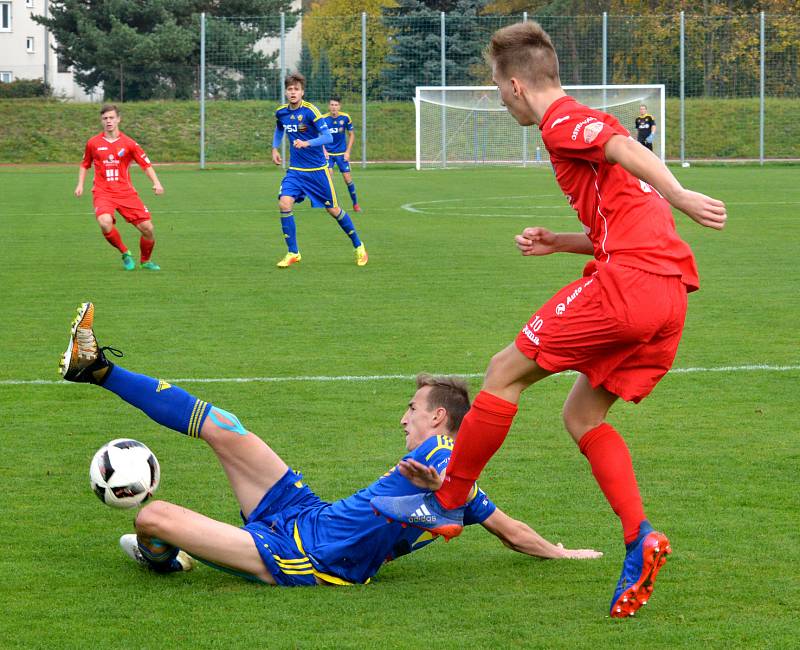 Jihlavští starší dorostenci (v modrém) porazili Ostravu B 3:0. Všechny tři trefy zaznamenali domácí v první pětačtyřicetiminutovce.