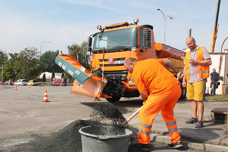 Foto z loňského ročníku Cestářského rodea v Jihlavě. Součástí akce byla jízda zručnosti i výstava techniky.