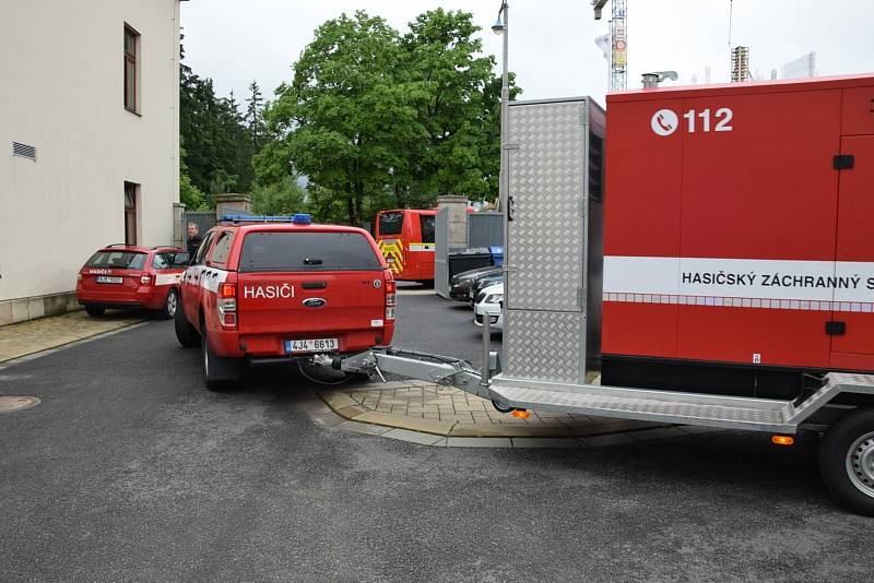 Na Břeclavsku a Hodonínsku zasahují jihomoravští hasiči u několika desítek poničených objektů.