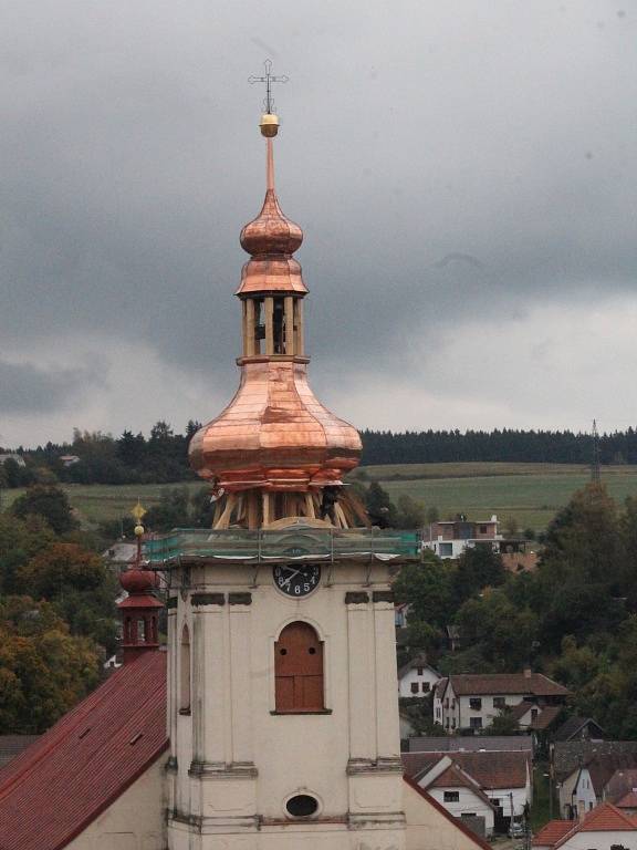 V Brtnici se podařilo na třetí pokus usadit opravené střechy věže farního kostela svatého Jakuba v Brtnici 